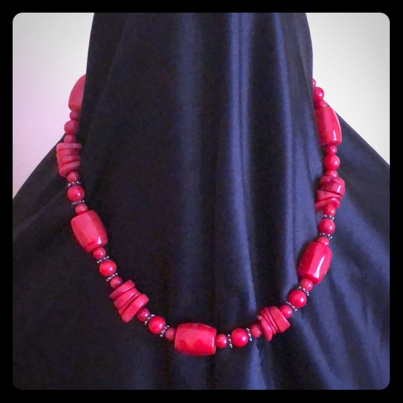 Red Beaded necklace - Picture 2 of 6